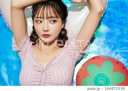 水着でリラックスする若い女性 水着でリラックスする若い女性 104872539