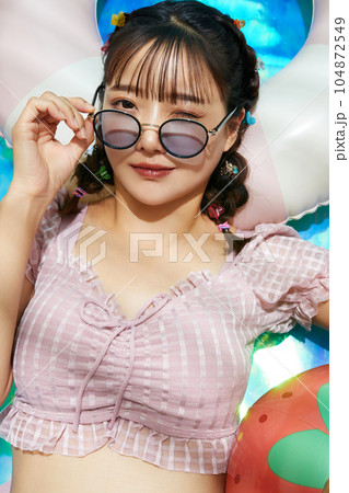 水着でリラックスする若い女性 水着でリラックスする若い女性 104872549