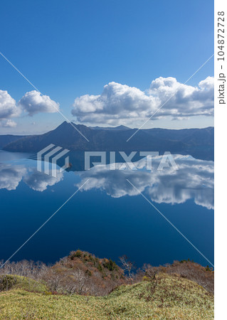 北海道摩周湖の晩秋の風景 104872728