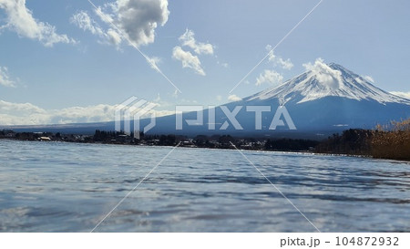 冬の湖と富士山 104872932