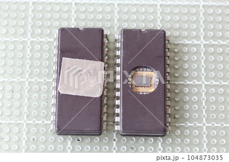 紫外線で記録を消去する方式の旧式ICメモリ(EPROM) 紫外線で記録を消去する方式の旧式ICメモリ(EPROM) 104873035