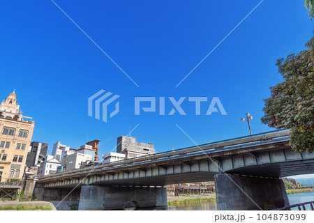 京都鴨川 四条大橋 京都鴨川 四条大橋 104873099