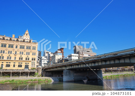 京都鴨川　四条大橋 104873101