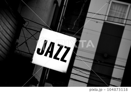街中に灯るJAZZの看板 104873118