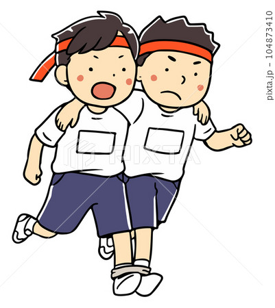 二人三脚する男の子 104873410