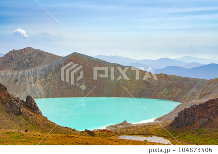 群馬県白根山の湯釜 104873506