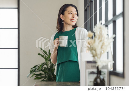 ミドル女性のポートレート ミドル女性のポートレート 104873774