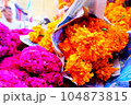 鮮やかな色の花束 104873815