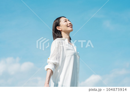 ミドル女性の青空ポートレート 104873914