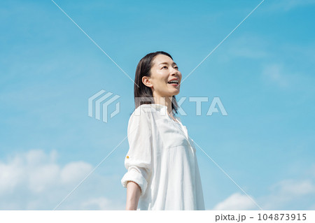 ミドル女性の青空ポートレート 104873915