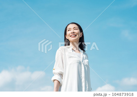 ミドル女性の青空ポートレート ミドル女性の青空ポートレート 104873918