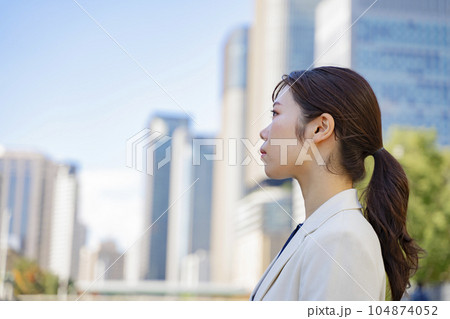 女性 ポートレート ビジネスパーソン 女性 ポートレート ビジネスパーソン 104874052