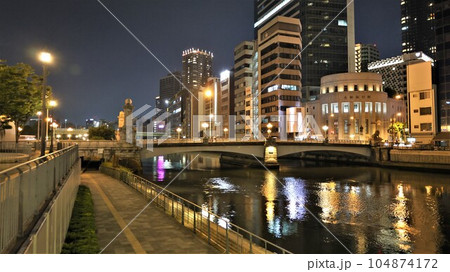 夜の大阪・北浜の街並み（大阪府大阪市中央区） 104874172
