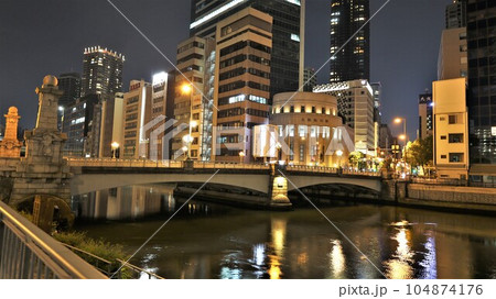 夜の大阪・北浜の街並み(大阪府大阪市中央区) 夜の大阪・北浜の街並み(大阪府大阪市中央区) 104874176