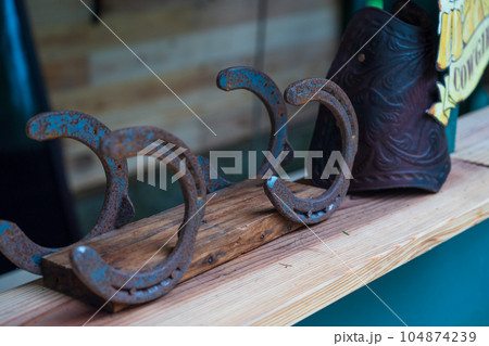 飾られた蹄鉄 104874239