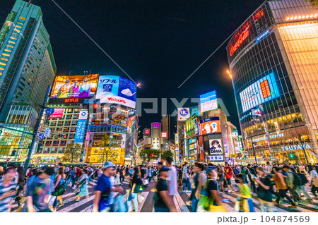 日本の東京都市景観 7月。夜になっても賑わう渋谷。ほぼマスク無しになったが、巨大感染爆発はない＝2日 104874569