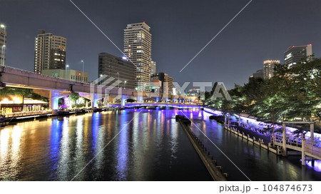 夜の堂島川・阪神高速1号環状線（大阪府大阪市北区） 104874673