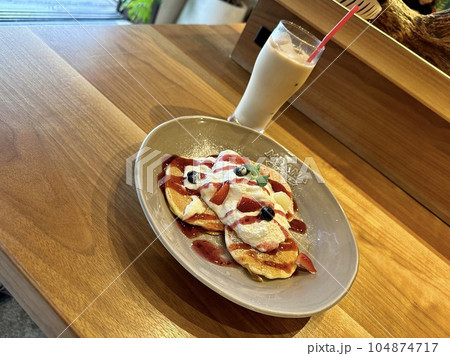 ベリーソースのパンケーキとカフェラテ ベリーソースのパンケーキとカフェラテ 104874717