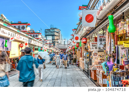 東京の都市風景　浅草寺・仲見世商店街 104874718