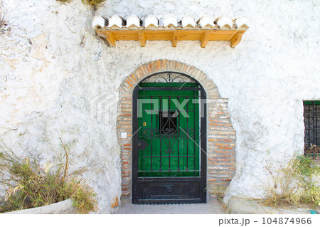 かわいい扉 - スペイン グラナダ 104874966
