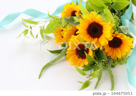 ひまわりの花束 104875051