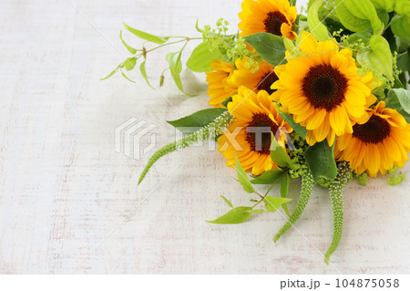 ひまわりの花束 104875058