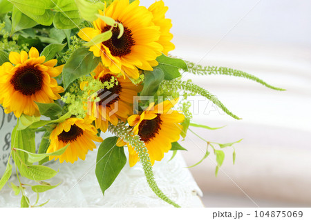 ひまわりの花束 104875069