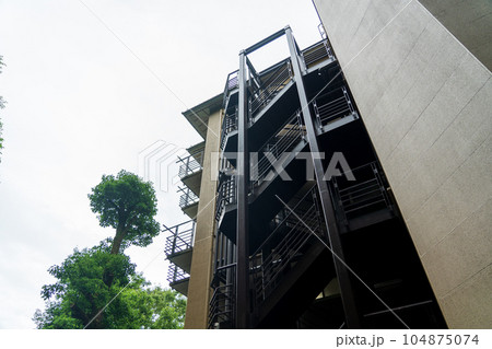旧耐震基準の分譲マンション 非常階段 旧耐震基準の分譲マンション 非常階段 104875074