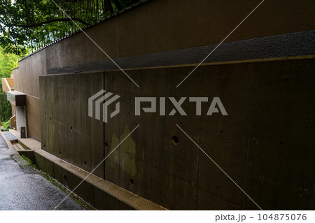 擁壁にできたクラック 擁壁にできたクラック 104875076