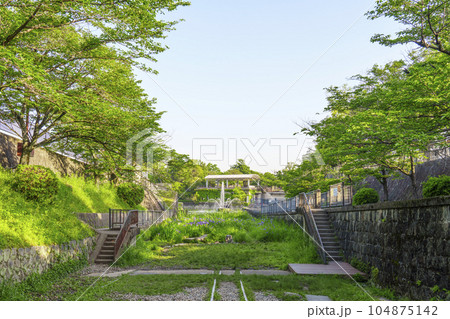 京都 新緑に包まれた琵琶湖疏水記念館 初夏の季節 京都 新緑に包まれた琵琶湖疏水記念館 初夏の季節 104875142