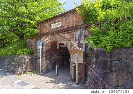 新緑に包まれた「ねじりまんぽ」--京都 岡崎エリア-- 新緑に包まれた「ねじりまんぽ」--京都 岡崎エリア-- 104875188