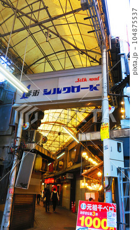 東京都北区赤羽の1番街シルクロードの風景 104875537