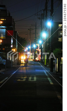 夜の市街地の風景 104875540