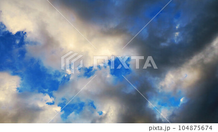 夕暮れの空と雲の風景 夕暮れの空と雲の風景 104875674
