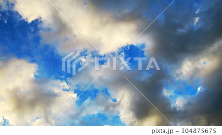 夕暮れの空と雲の風景 夕暮れの空と雲の風景 104875675
