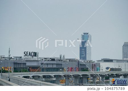 Seacon Square and MRT Yellow Line in Bangkok 104875789