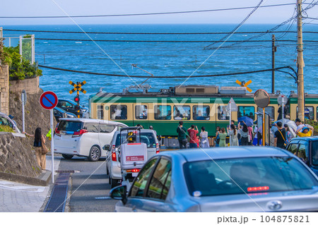 日本の鎌倉都市景観 聖地巡礼ブーム再び、訪日観光客らで賑わう江ノ島電鉄・鎌倉高校前1号踏切 104875821