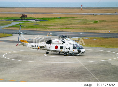 駐機中の海上自衛隊の哨戒ヘリコプターSH-60J 駐機中の海上自衛隊の哨戒ヘリコプターSH-60J 104875892