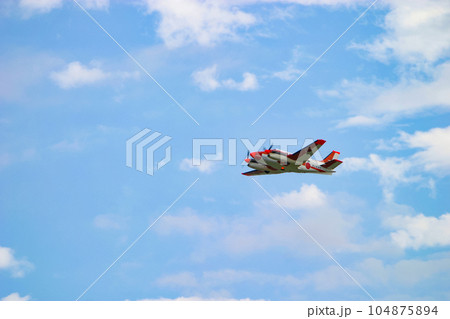 飛行中の海上自衛隊練習機 TC-90 104875894