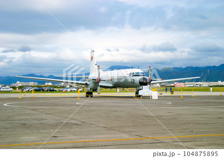 駐機する海上自衛隊の航空機 YS-11 駐機する海上自衛隊の航空機 YS-11 104875895