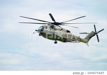 飛行中の海上自衛隊ヘリコプター MH-53E 飛行中の海上自衛隊ヘリコプター MH-53E 104875897