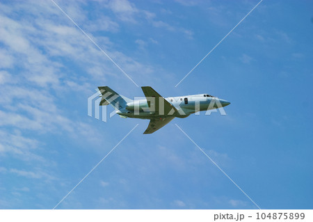 飛行する航空自衛隊の救難捜索機 U-125A 104875899