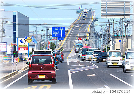 島根県側から眺める江島大橋の登坂路と自動車の往来(イラスト風) 島根県側から眺める江島大橋の登坂路と自動車の往来(イラスト風) 104876214