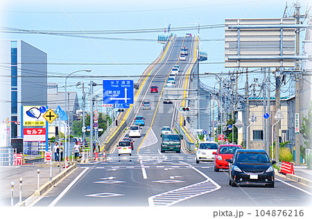 島根県側から眺める江島大橋の登坂路と自動車の往来(イラスト風) 島根県側から眺める江島大橋の登坂路と自動車の往来(イラスト風) 104876216