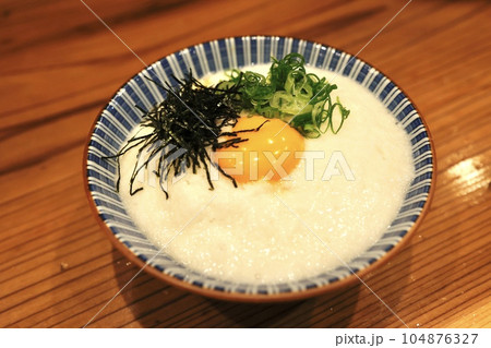 生卵をのせたとろろご飯 生卵をのせたとろろご飯 104876327