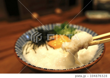 生卵をのせたとろろご飯 生卵をのせたとろろご飯 104876328