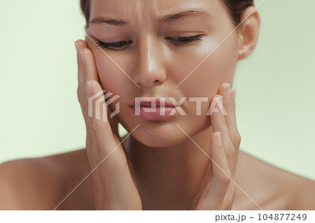 Teeth Problem. Woman Feeling Tooth Pain. Closeup Of Beautiful Sad Girl Suffering From Strong Tooth Pain. Attractive Female Feeling Painful Toothache. Dental Health And Care Concept. High Resolution 104877249