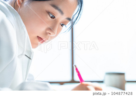勉強をする女子高生 勉強をする女子高生 104877428