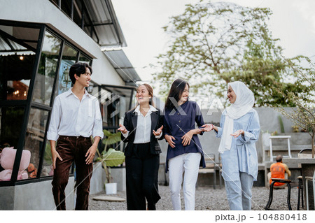 Group of cheerful young businesspeople chatting about business in a coworking space 104880418