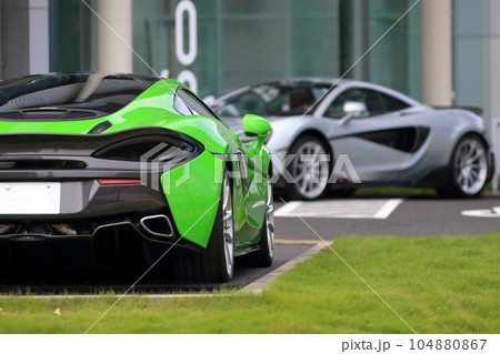 駐車場のスポーツカー　イメージ 104880867